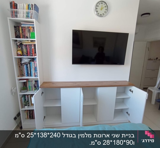 ארון עץ לבן עם דלתות פתוחות ומדפים